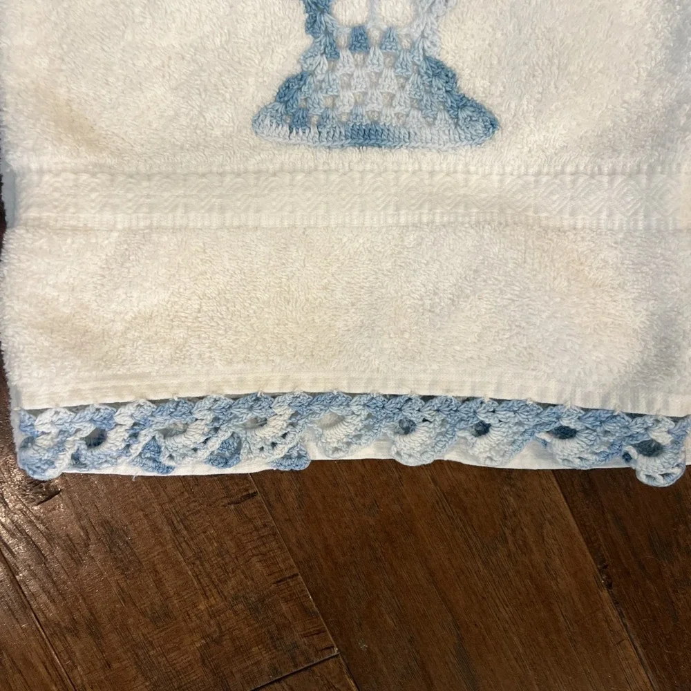 VTG White Bath Towel Crocheted Blue Basket / Crochet Edge 44x22